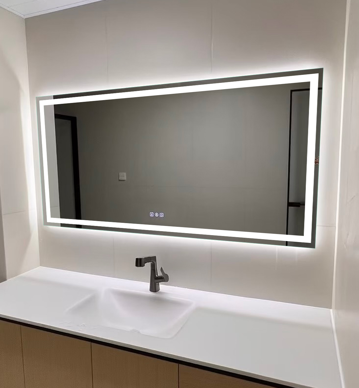 Los Angeles Rectangular Front & Backlit LED Mirror Project Rectangular Front and backlit LED mirrors installed for a high-end residential project in Los Angeles, United States
